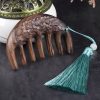 مشط من خشب الصندل الأخضر المنقوش بزهر الخوخ وسمكة الكوي Green Sandalwood Plum Blossom Koi Fish Engraved Comb