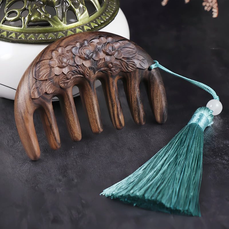 مشط من خشب الصندل الأخضر المنقوش بزهر الخوخ وسمكة الكوي Green Sandalwood Plum Blossom Koi Fish Engraved Comb
