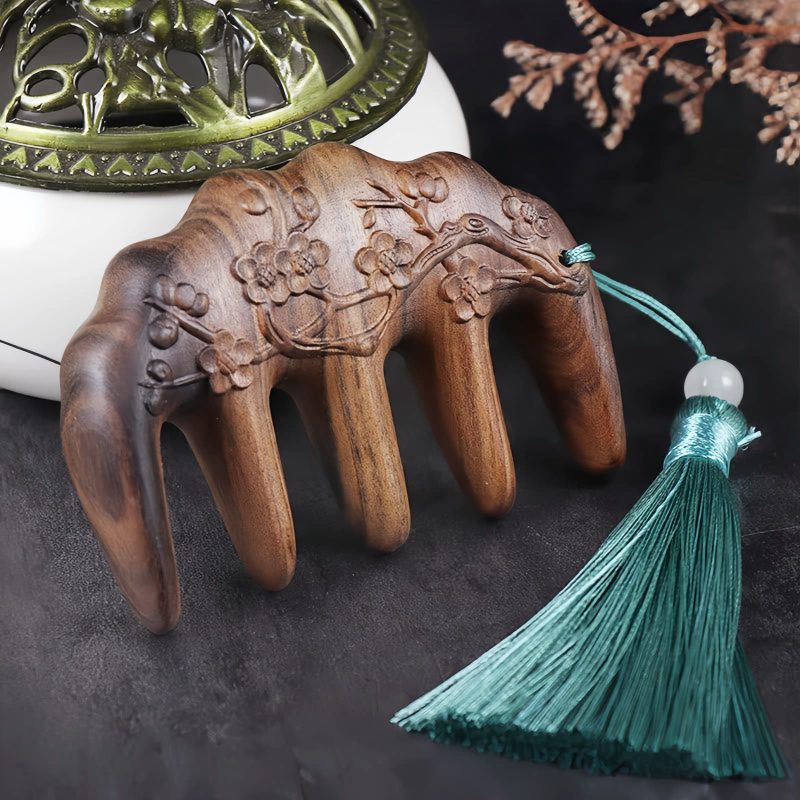 مشط من خشب الصندل الأخضر المنقوش بزهر الخوخ وسمكة الكوي Green Sandalwood Plum Blossom Koi Fish Engraved Comb