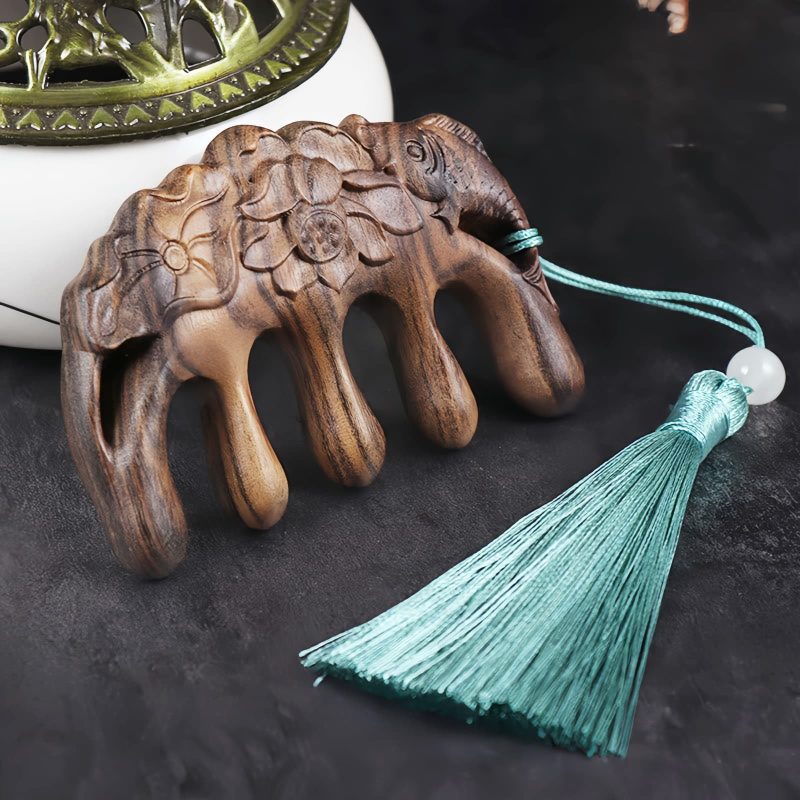 مشط من خشب الصندل الأخضر المنقوش بزهر الخوخ وسمكة الكوي Green Sandalwood Plum Blossom Koi Fish Engraved Comb