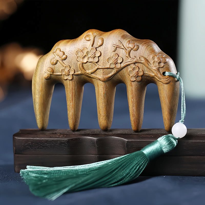 مشط من خشب الصندل الأخضر المنقوش بزهر الخوخ وسمكة الكوي Green Sandalwood Plum Blossom Koi Fish Engraved Comb
