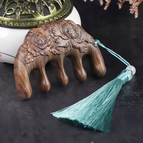 Peine Grabado con Flor de Ciruelo y Carpa Koi de Sándalo Verde Peine Grabado con Flor de Ciruelo y Carpa Koi de Sándalo Verde