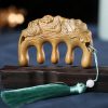 مشط من خشب الصندل الأخضر المنقوش بزهر الخوخ وسمكة الكوي Green Sandalwood Plum Blossom Koi Fish Engraved Comb