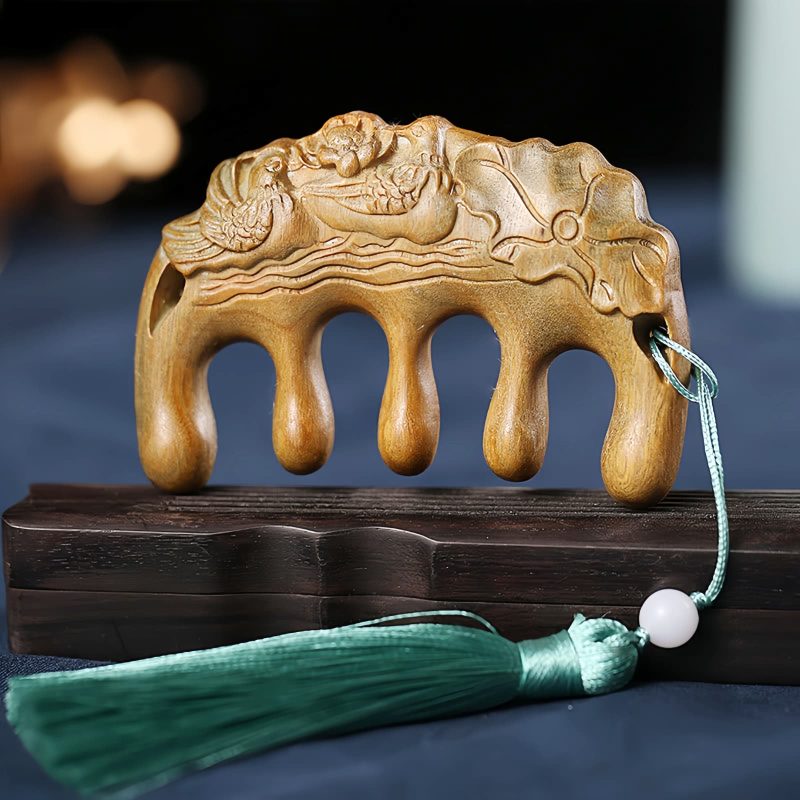 مشط من خشب الصندل الأخضر المنقوش بزهر الخوخ وسمكة الكوي Green Sandalwood Plum Blossom Koi Fish Engraved Comb
