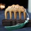 مشط من خشب الصندل الأخضر المنقوش بزهر الخوخ وسمكة الكوي Green Sandalwood Plum Blossom Koi Fish Engraved Comb