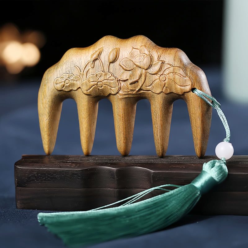 مشط من خشب الصندل الأخضر المنقوش بزهر الخوخ وسمكة الكوي Green Sandalwood Plum Blossom Koi Fish Engraved Comb
