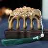 مشط من خشب الصندل الأخضر المنقوش بزهر الخوخ وسمكة الكوي Green Sandalwood Plum Blossom Koi Fish Engraved Comb
