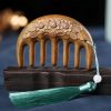 مشط من خشب الصندل الأخضر المنقوش بزهر الخوخ وسمكة الكوي Green Sandalwood Plum Blossom Koi Fish Engraved Comb