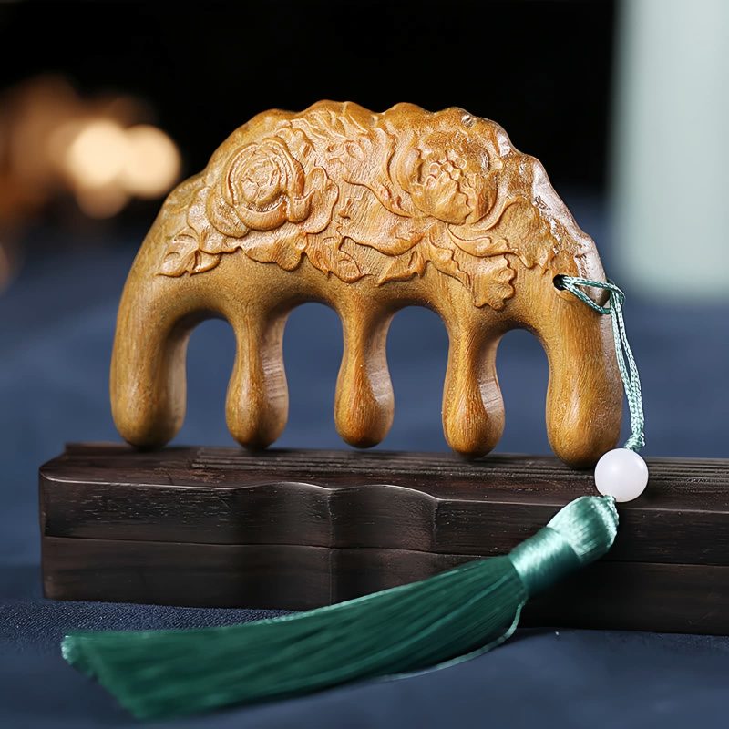 مشط من خشب الصندل الأخضر المنقوش بزهر الخوخ وسمكة الكوي Green Sandalwood Plum Blossom Koi Fish Engraved Comb