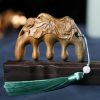 مشط من خشب الصندل الأخضر المنقوش بزهر الخوخ وسمكة الكوي Green Sandalwood Plum Blossom Koi Fish Engraved Comb