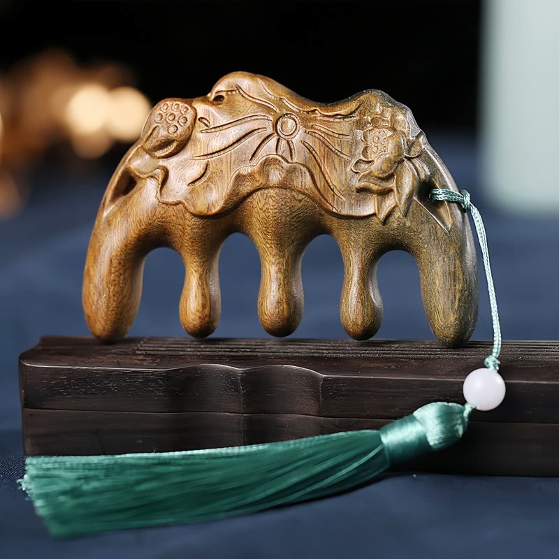 مشط من خشب الصندل الأخضر المنقوش بزهر الخوخ وسمكة الكوي Green Sandalwood Plum Blossom Koi Fish Engraved Comb