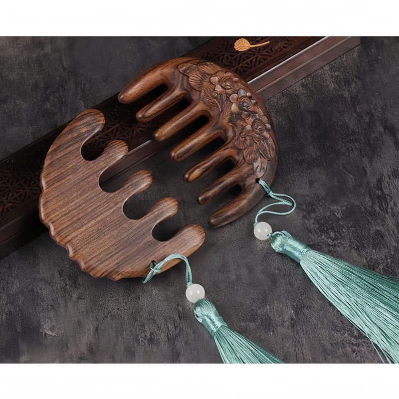 مشط من خشب الصندل الأخضر المنقوش بزهر الخوخ وسمكة الكوي Green Sandalwood Plum Blossom Koi Fish Engraved Comb