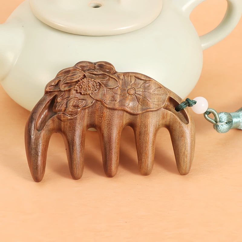 مشط من خشب الصندل الأخضر المنقوش بزهر الخوخ وسمكة الكوي Green Sandalwood Plum Blossom Koi Fish Engraved Comb
