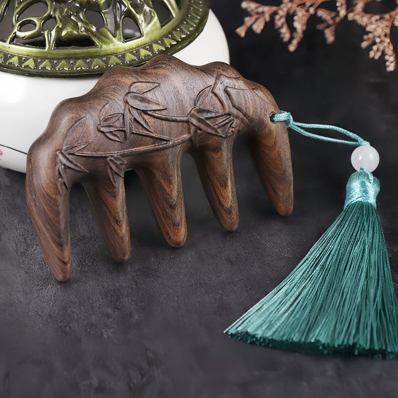 مشط من خشب الصندل الأخضر المنقوش بزهر الخوخ وسمكة الكوي Green Sandalwood Plum Blossom Koi Fish Engraved Comb