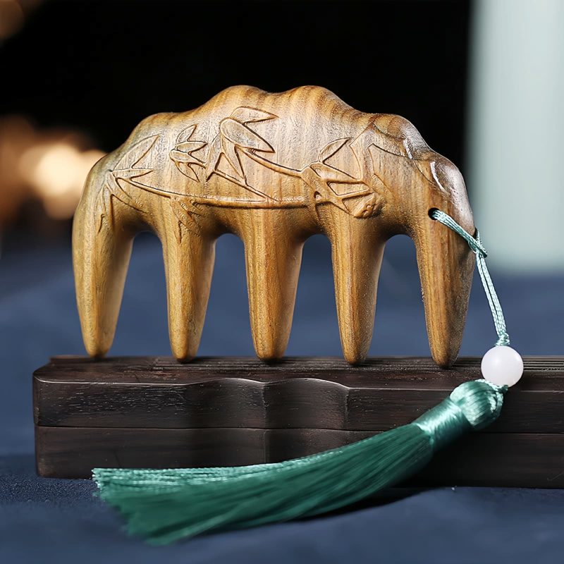 مشط من خشب الصندل الأخضر المنقوش بزهر الخوخ وسمكة الكوي Green Sandalwood Plum Blossom Koi Fish Engraved Comb