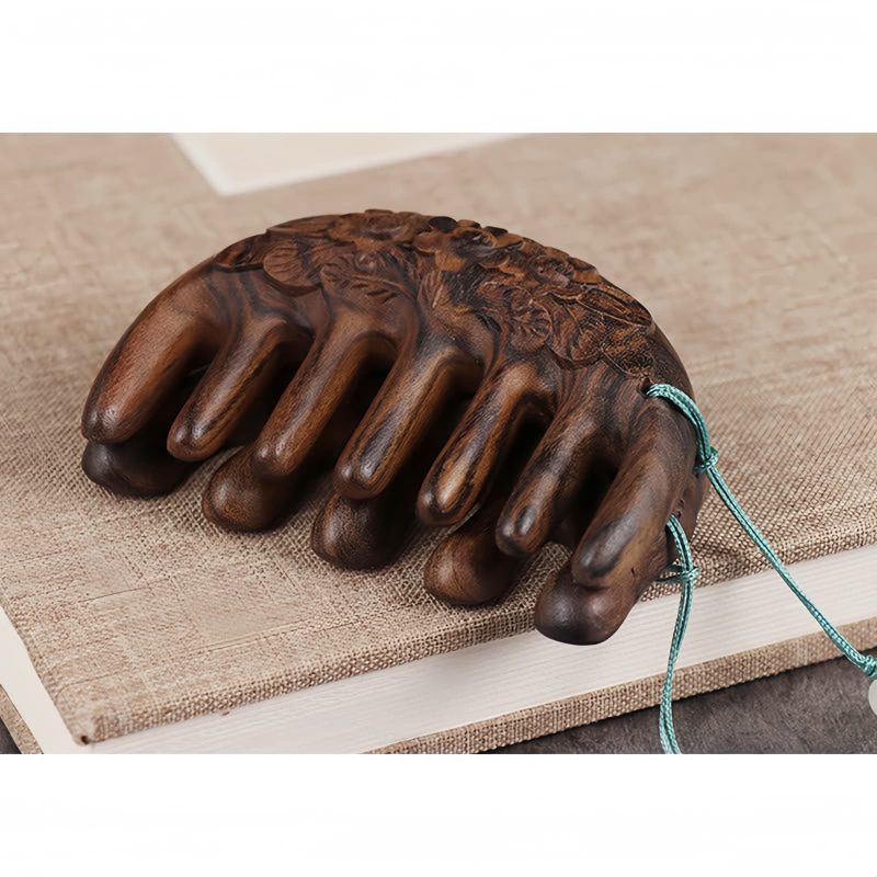 مشط من خشب الصندل الأخضر المنقوش بزهر الخوخ وسمكة الكوي Green Sandalwood Plum Blossom Koi Fish Engraved Comb