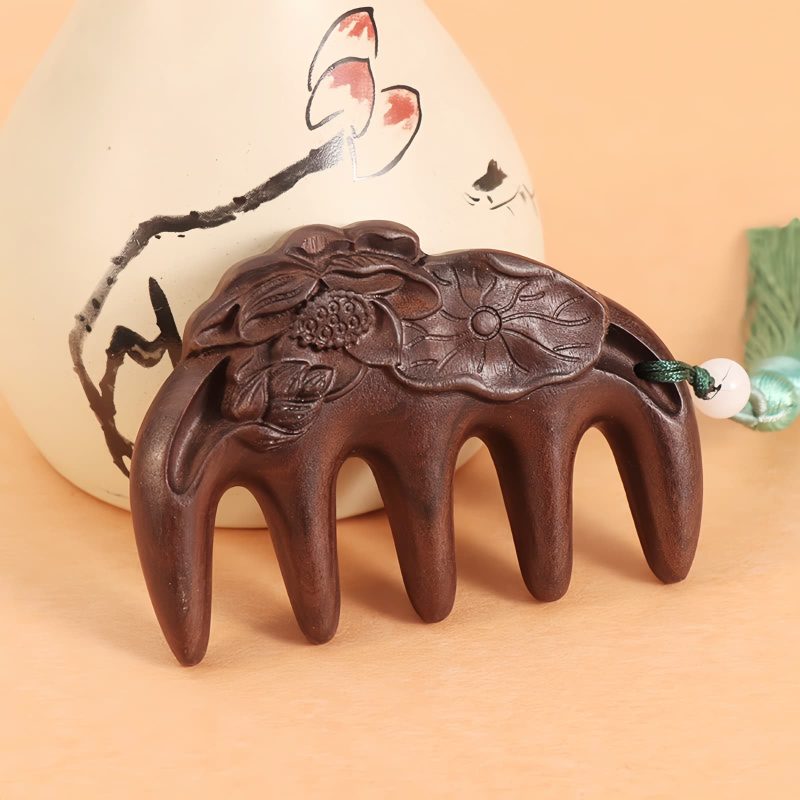 مشط من خشب الصندل الأخضر المنقوش بزهر الخوخ وسمكة الكوي Green Sandalwood Plum Blossom Koi Fish Engraved Comb