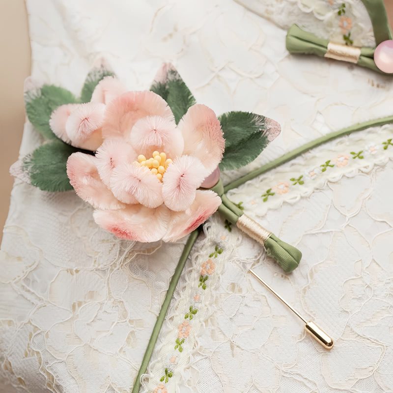 Broche de Flor de Durazno de Seda de Morera Hecha a Mano Handmade Mulberry Silk Peach Blossom Brooch
