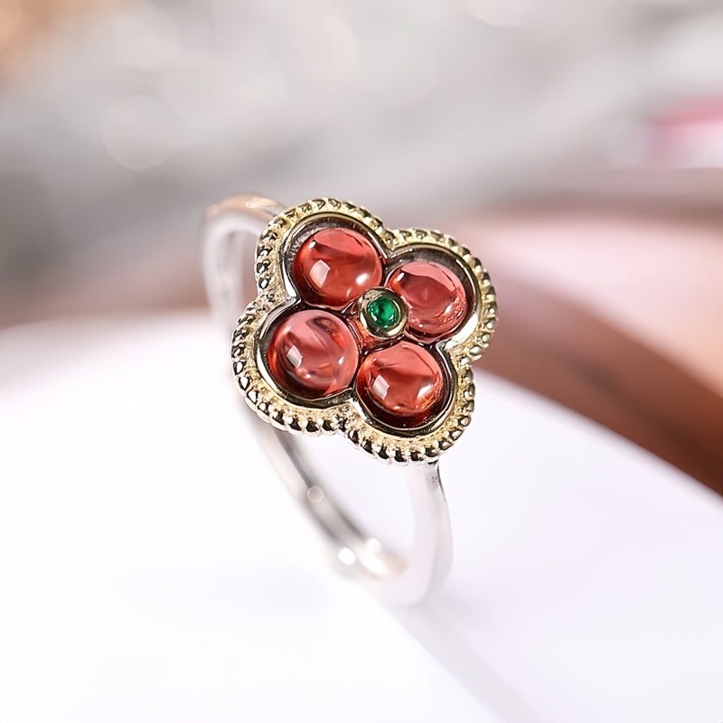 قلادة الحماية من الفضة الإسترليني 925 مع حجر الجارنيت على شكل برسيم بأربع أوراق 925 Silver Garnet Four-leaf Clover Protection Necklace