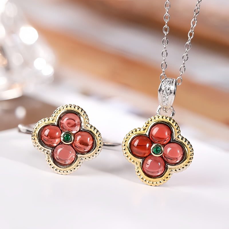 قلادة الحماية من الفضة الإسترليني 925 مع حجر الجارنيت على شكل برسيم بأربع أوراق 925 Silver Garnet Four-leaf Clover Protection Necklace