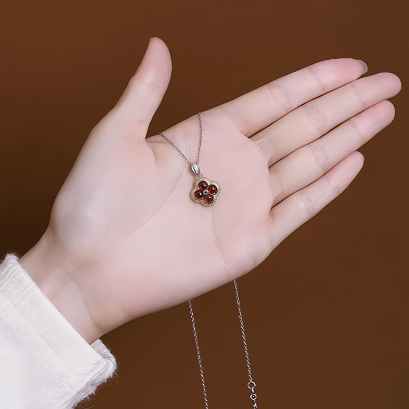قلادة الحماية من الفضة الإسترليني 925 مع حجر الجارنيت على شكل برسيم بأربع أوراق 925 Silver Garnet Four-leaf Clover Protection Necklace