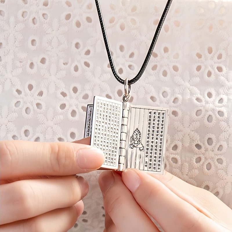 قلادة لوتس السلام من الفضة عيار 990 مع نقش سورة القلب 990 Silver Heart Sutra Lotus Peace Necklace