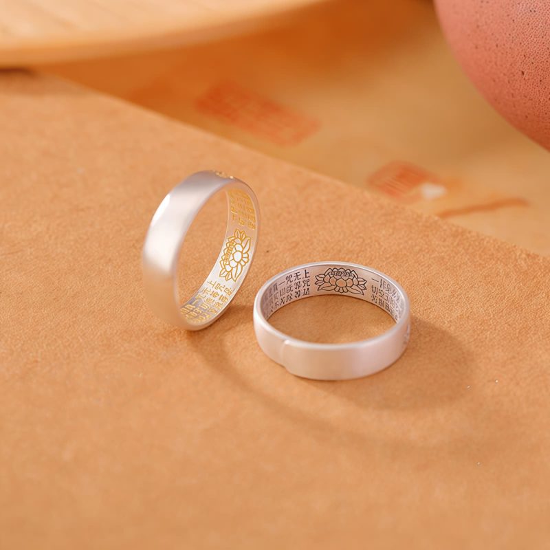 Anillo de Loto 'Om Mani Padme Hum' en Plata de Ley 999 999 Sterling Silver Lotus 'Om Mani Padme Hum' Ring