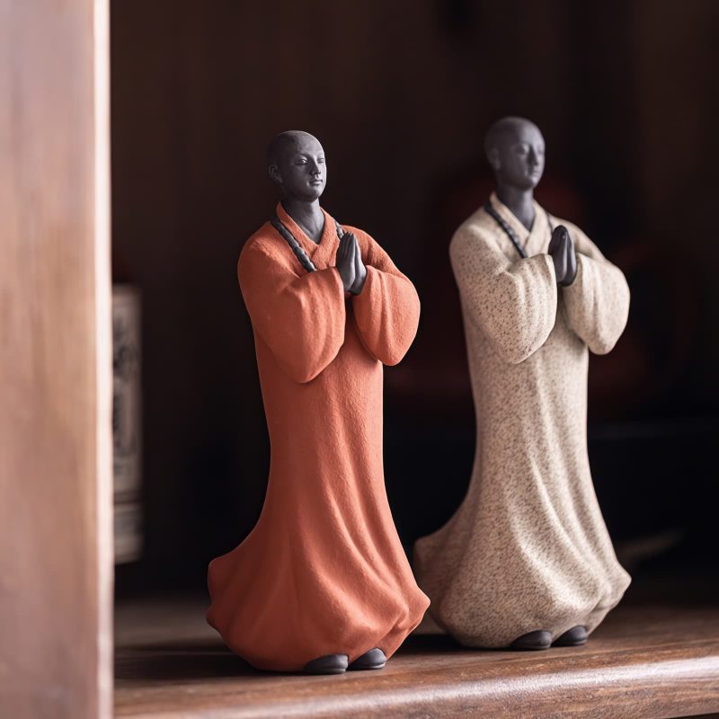 Dekorasi Patung Biksu Meditasi Keramik yang Penuh Welas Asih Ceramic Compassion Meditating Monk Decoration
