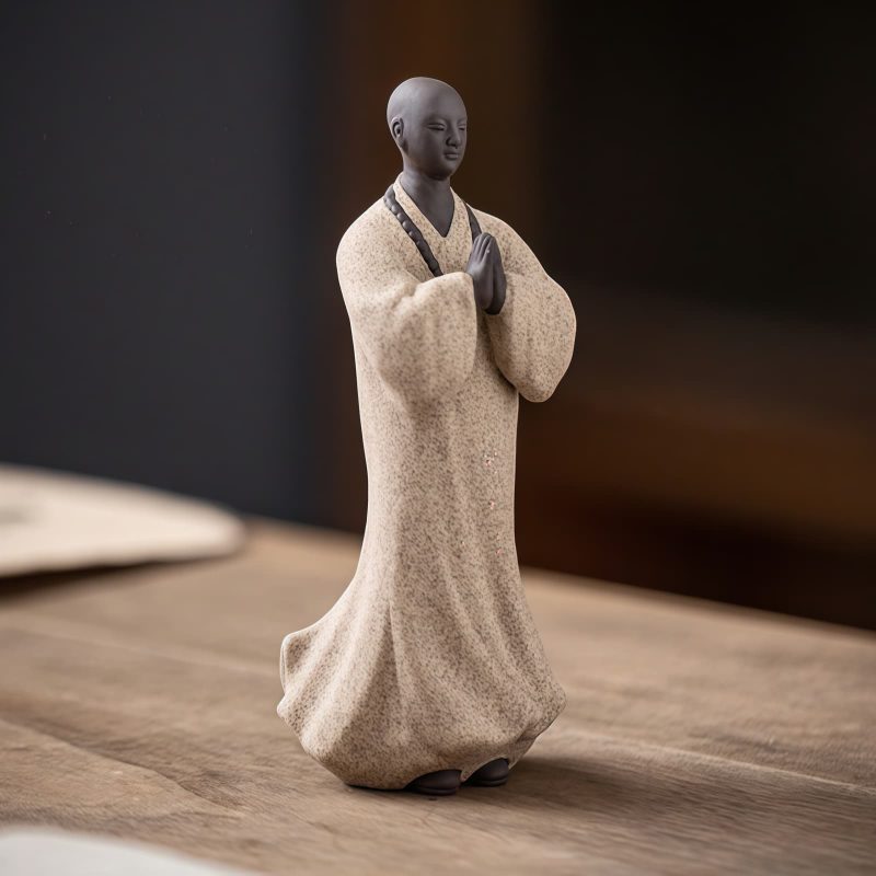 Dekorasi Patung Biksu Meditasi Keramik yang Penuh Welas Asih Ceramic Compassion Meditating Monk Decoration