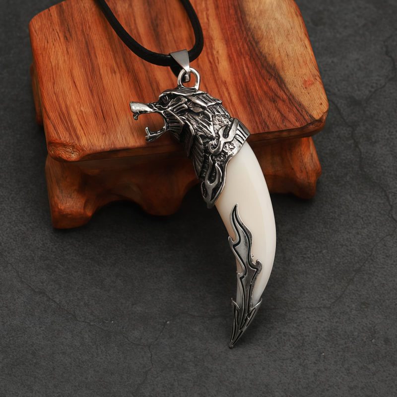 Pingente de Titânio com Dente de Lobo Imitado Imitation Wolf Tooth Titanium Pendant Necklace