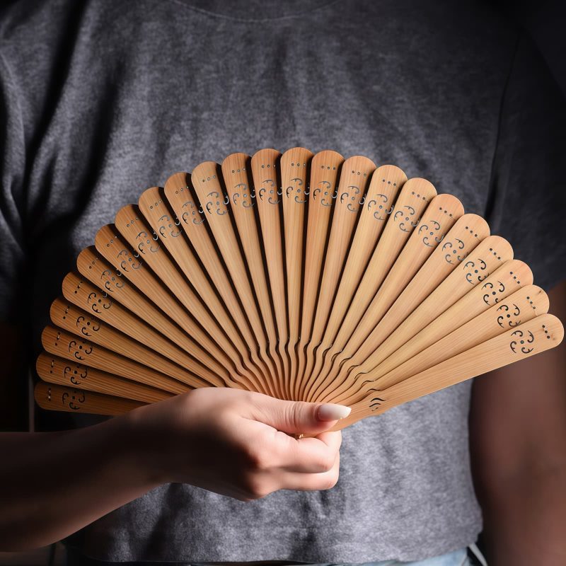 Abanico Plegable de Madera de Thuja Nubes Auspiciosas Thuja Wood Auspicious Clouds Folding Fan