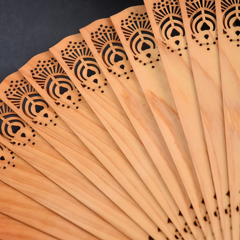 Abanico Plegable de Madera de Thuja Nubes Auspiciosas Thuja Wood Auspicious Clouds Folding Fan