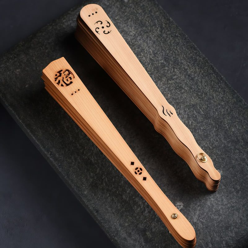 Abanico Plegable de Madera de Thuja Nubes Auspiciosas Thuja Wood Auspicious Clouds Folding Fan