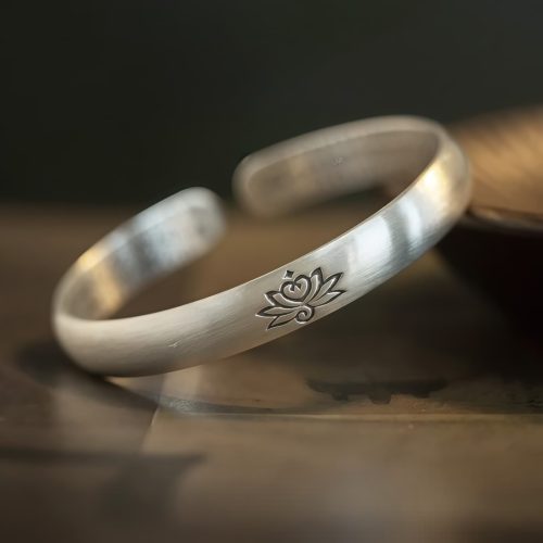 Pulsera Tibetana de Loto y Sutra del Corazón en Cobre Blanco Pulsera Tibetana de Loto y Sutra del Corazón en Cobre Blanco